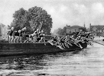 Det årlige Kew to Putney damesvømmeløb, London, 1926-1927
