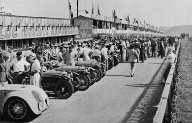 De travle pits: før starten af Le Mans 24-timers løb, 1937