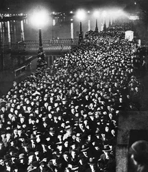 Folkemængden, der venter på at gå forbi King George Vs-katafalken i Westminster Hall, London, januar 1936
