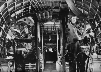 Midskibsskytterne på en RAF-flyvebåd alarmerer på deres stationer, c1940 1943