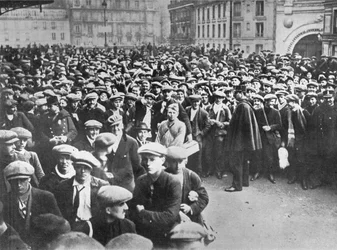 De nye franske hære: Værnepligtige og frivillige venter på at melde sig til tjeneste, 1915