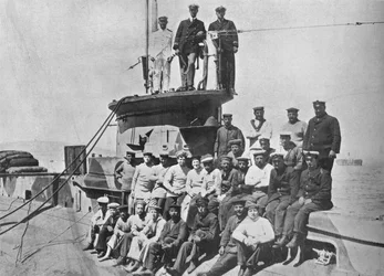 Officererne og besætningen på HM Submarine E14, 1915.