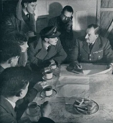 Razziaen er forbi, men besætningens opgave er endnu ikke afsluttet, 1941