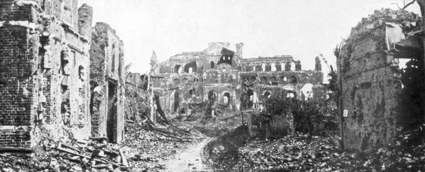 Ruinbyen og kirkens klokketårn i Albert, Somme, Frankrig, 22. august 1918