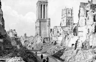 Ruinerne og katedralen i Caen, Normandiet, Frankrig, c1944
