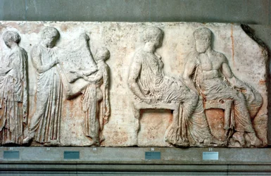Athenas hellige kappe holdt op af kultembedsmænd og Athena og Hephaistos, 438 f.Kr.