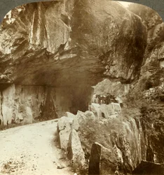 Den vidunderlige Bratlandsdalsvej, sprængt gennem bjergvægge af fast klippe, Norge, c1905.