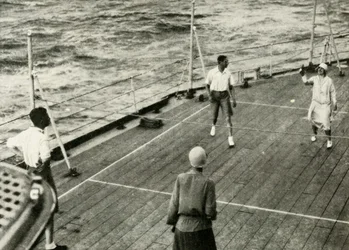 Deres Majestæter, i et spil med dæk på dæk af H.M.S. Berømt, 1927, 1937.