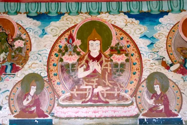 tibetansk buddhisme; vægmaleri; Lama Tsongkharpa; Gelug skole; gule hætter; meditation; forskellige håndstillinger; mudras; Yongning; Zhamei tempel; Lugu Hu Lake område; Yunnan-provinsen; Folkerepublikken Kina; Asien