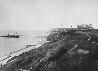 Totland Bay - En udflugtsdamper ved molen, 1895