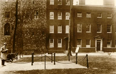 Tower of London. Stilladspladsen, c1910.
