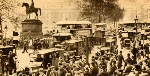 Trafik på Trafalgar Square, London, 1933.