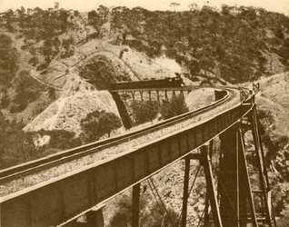 Tog passerer over viadukten, Mount Lofty Range, South Australia, 1930.