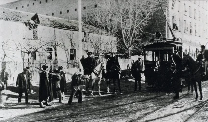Sporvognsstrejke i Madrid, civilgarden angriber strejkende, der forsøger at standse en sporvogn, udgivet i magasinet "Nuevo Mundo", december 1919