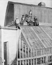 Zar Nicholas II og hans børn sidder på et drivhus, Tobolsk, Sibirien, Rusland, 1917