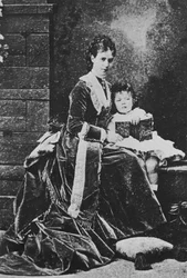 Tsarina Maria Feodorovna af Rusland med Tsarevich Nicholas, c1873