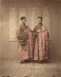 [To kinesiske mænd i matchende traditionel kjole], 1870