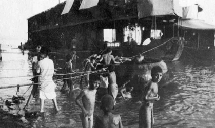 Todækker pram bruges til at flytte britiske tropper op ad Tigris fra Amarah til Bagdad, 1918