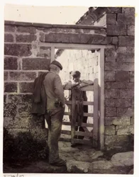 To mænd taler over en port, ca 1905