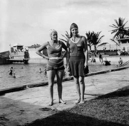 To kvinder i badetøj ved siden af en swimmingpool, Balboa, Panama, 1931