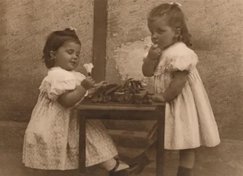 To unge piger ved et bord, 1937.