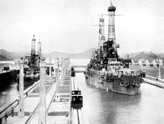 USAs krigsmænd passerer gennem en sluse, Panamakanalen, Panama, 1926