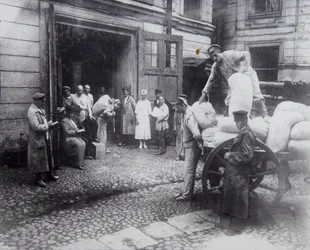 Lossning af mad, Forskerhuset, Petrograd, Rusland, c1920-c1924
