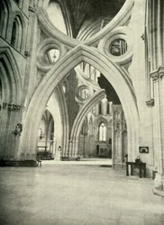 Usædvanlige buer i Wells Cathedral - mødes for at danne et St. Andrews Cross og blev således bygget i 1338 for at