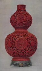 Vase af udskåret rød lak på olivengrøn bund med stativ af flad lak, 1928