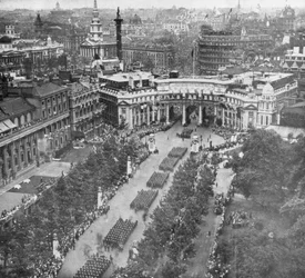 Sejrsparade passerer gennem Admiralitetsbuen og ned ad Mall, 19. juli, 1919, 1926