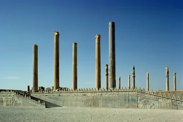 Udsigt over Apadana (publikumssalen) søjler og østtrappe, Achaemenian periode, 5. århundrede f.Kr. (foto)