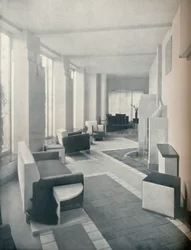 Udsigt over solrummet i dagslys, der viser de tre vinduer og søjler, 1930