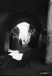 Udsigt gennem en buegang, Rabat, Marokko, c1920