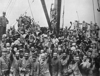 Vive la France: Franske tropper om bord på en transport, der går til Dardanellerne, 1915
