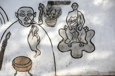 Voodoo-vægmaleri på Akodessewa Fetish Market, kendt som verdens største voodoo-marked. Lomé, Togo