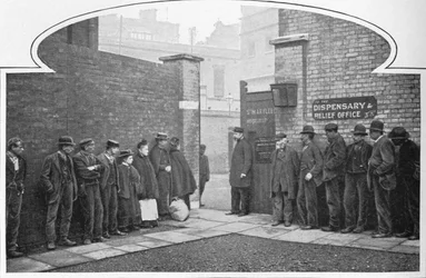 Venter på adgang til St Marylebone Workhouse, Luxborough Street, London, c1901 1903