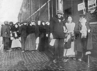Venter på nødhjælpsrationer i Brügge, 1915