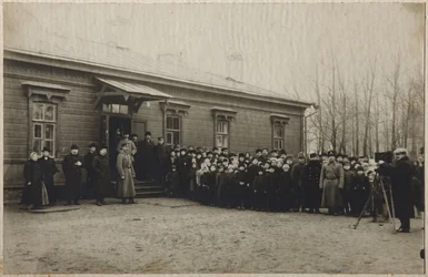 Venter på fjernelse af Leo Tolstojs lig på Astapovo-stationen, 20. november 1910, 1910