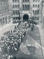 Venter på at komme ind i Guildhall til Mr. Asquiths første store indkaldelse til våbenmøde, 1914