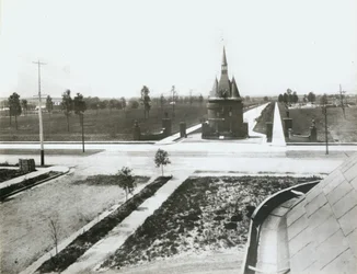 Washington Terrace vest fra Union Boulevard. Første bolig under opførelse ud over porte