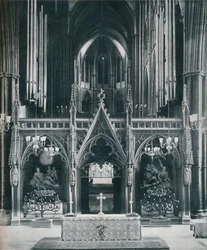 Westminster Abbey, London, viser Benno Elkans Gamle Testamente og Det Nye Testamentes kandelaber, c1942