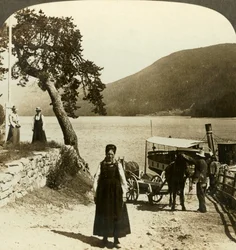 Når sødamperen anløber Tinoset-molen - udsigt over Tinsjo til bakkerne, Norge, c1905.