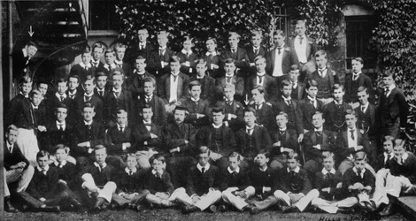 Winston Churchill på et gruppefotografi på Harrow School, c1889, 1945