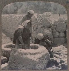Kvinder trækker vand ved Magi-fontænen, på vejen til Betlehem, c1900