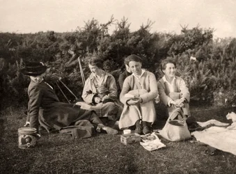 Kvinder nyder en picnic, 20. århundrede
