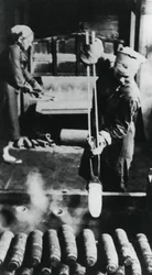 Kvinder, der fremstiller skalhylstre på en russisk fabrik, Anden Verdenskrig, 1943