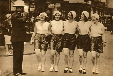 Kvinder iført shorts, 1930, 1933.