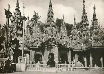 Træudskårne helligdomme med glasmosaikværk ved Shwedagon Pagoda, Yangon, 1900.
