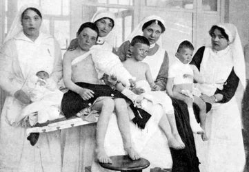 Sårede børn fra Ypres med sygeplejersker i La Panne, Belgien, Første Verdenskrig, 1914-1918, c1920