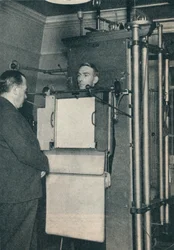 Røntgenapparat brugt til undersøgelse af formodede tilfælde af hjerte- eller lungesygdom, c1935 c1937